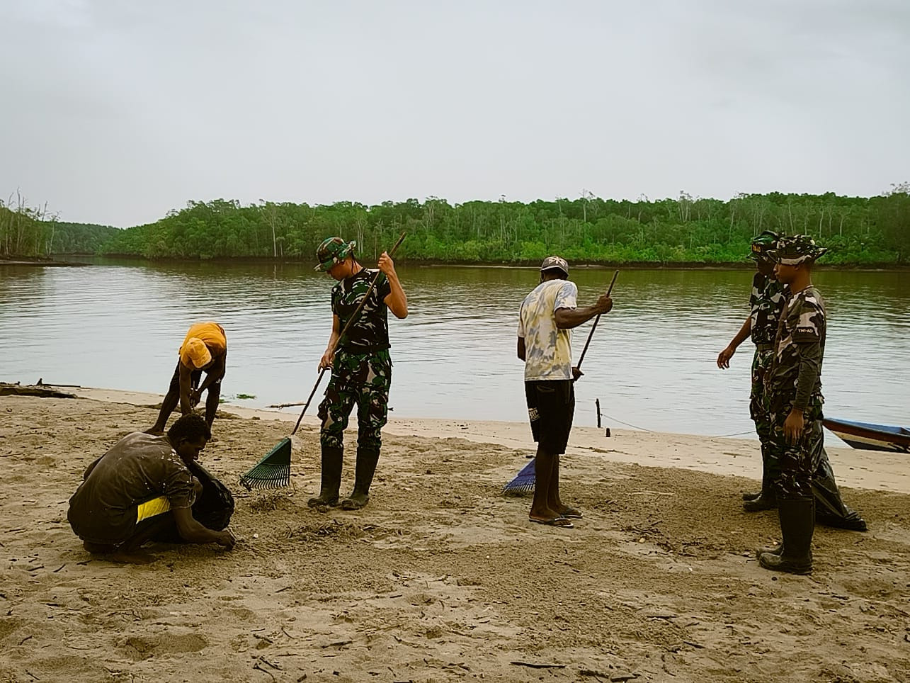 Aksi Bersih Pantai Keakwa oleh Satgas TMMD Kodim 1710/Mimika