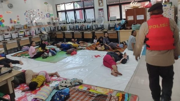 Kebon Pala Jaktim Terendam Banjir 1,8 Meter, Polisi Bantu 71 Warga Mengungsi