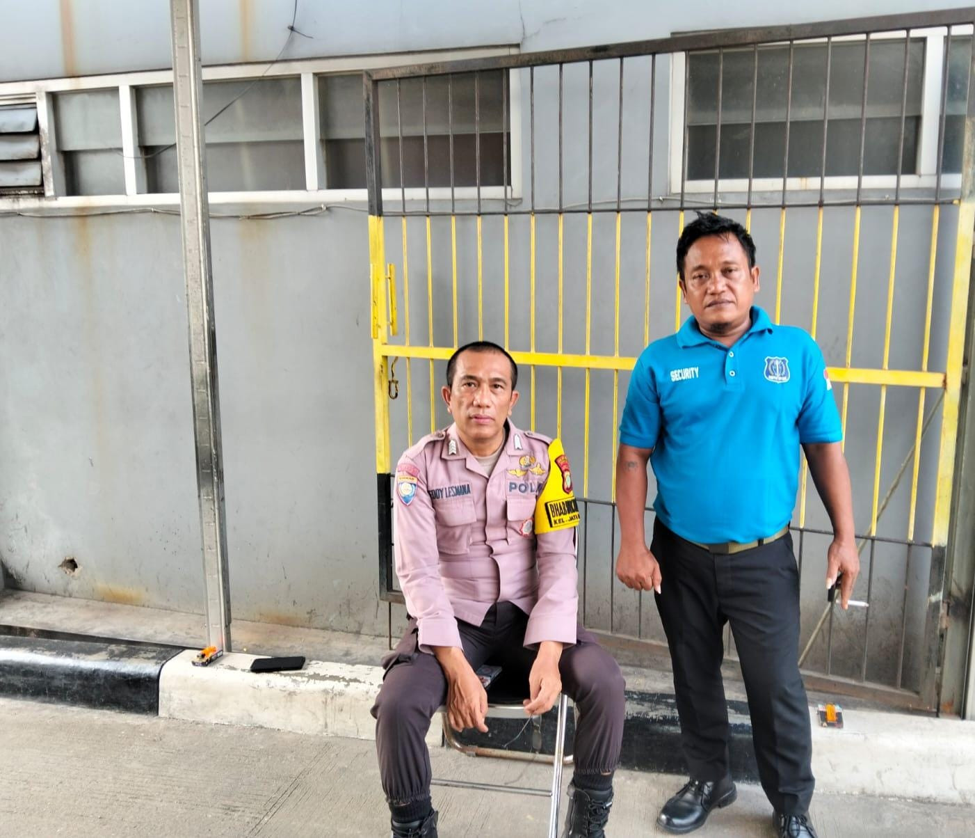 Sambang dan Pembinaan Anggota Security oleh Bhabinkamtibmas Kelurahan Jatiwarna