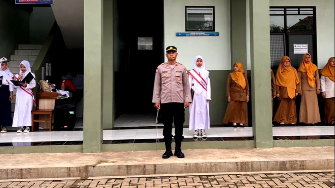 Kanit Binmas Tekankan Pentingnya HAM dan Disiplin Pelajar Dalam Upacara Bendera di SMPN 53 Kota Bekasi