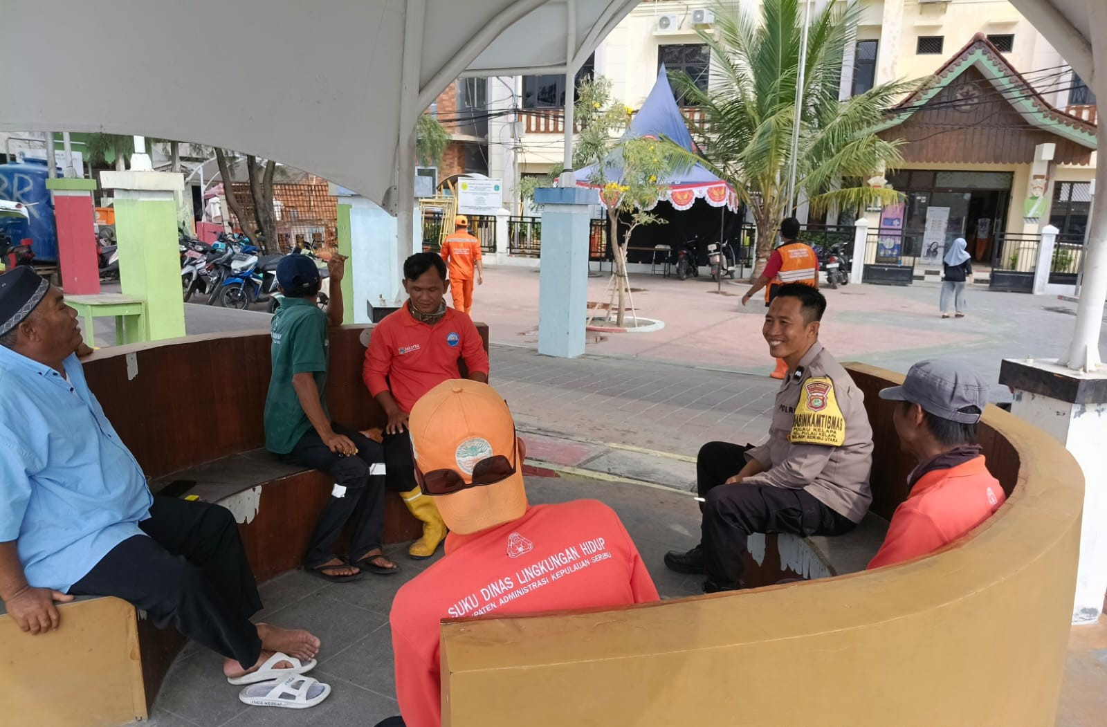 Dekat dengan Warga, Bhabinkamtibmas Pulau Kelapa Ajak Masyarakat Jaga Kamtibmas dan Peduli Lingkungan