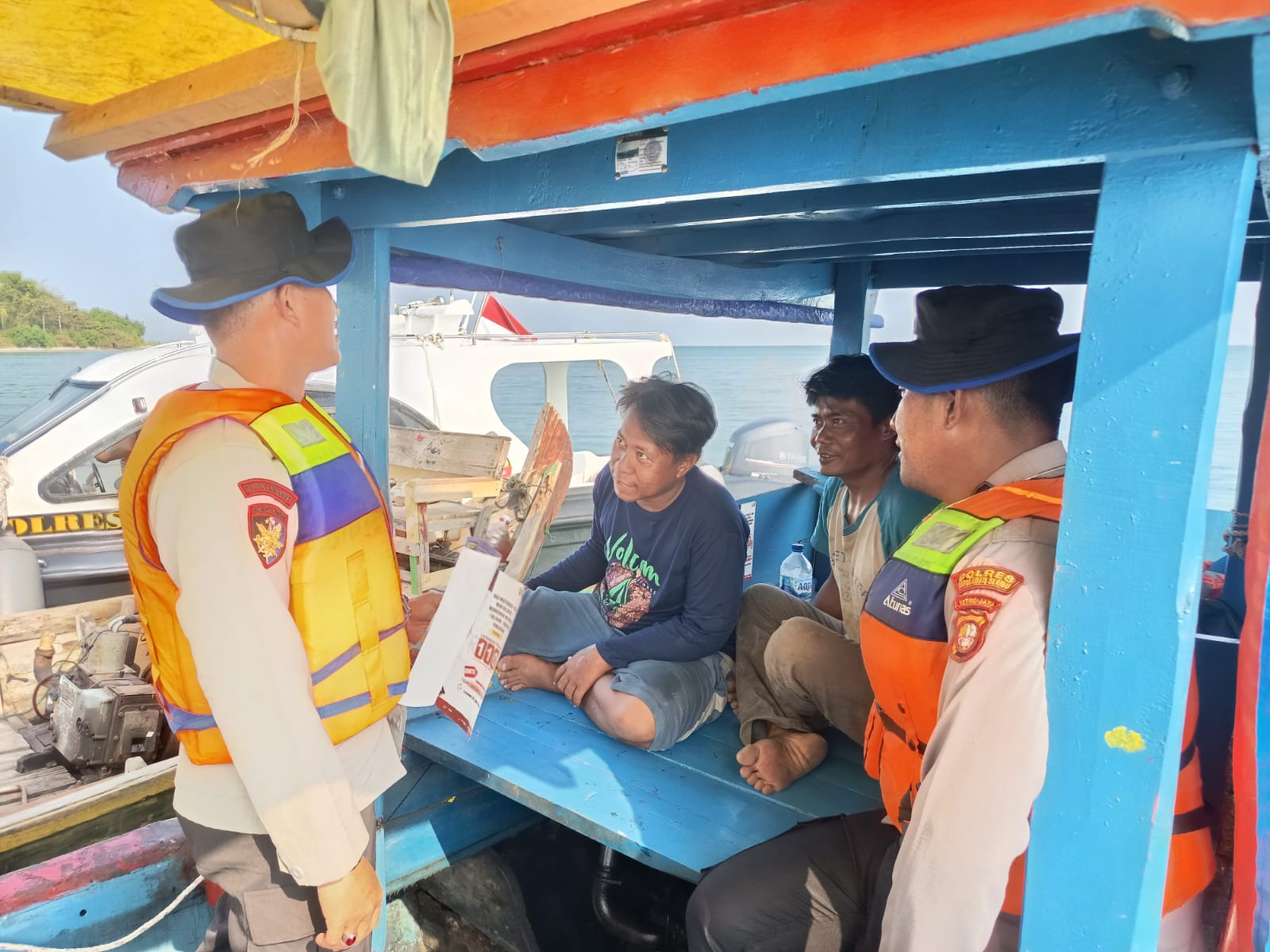 Jakarta On The Spot, Satpolairud Polres Kepulauan Seribu Sosialisasikan Layanan Polisi 110 dan Ajak Nelayan Tolak Alat Tangkap Terlarang