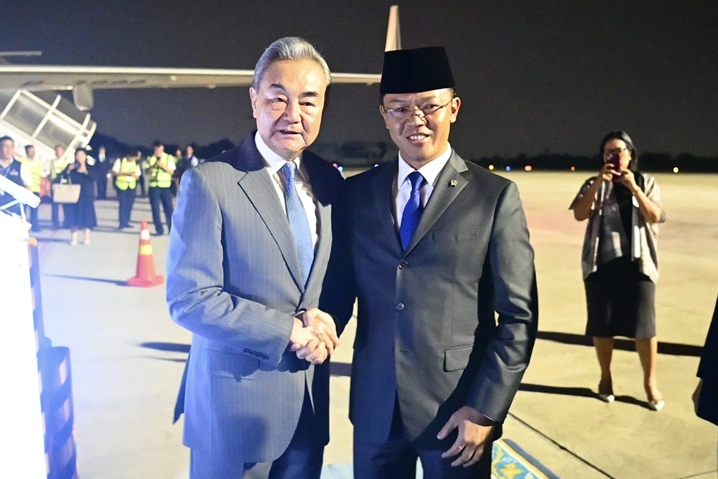 Menlu RI Sugiono Jemput Langsung Ketibaan Menlu RRT Wang Yi di Jakarta