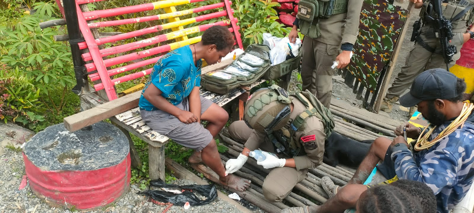 Tim Medis Satgas Ops Damai Cartenz Berikan Pelayanan Kesehatan bagi Warga Puncak Jaya