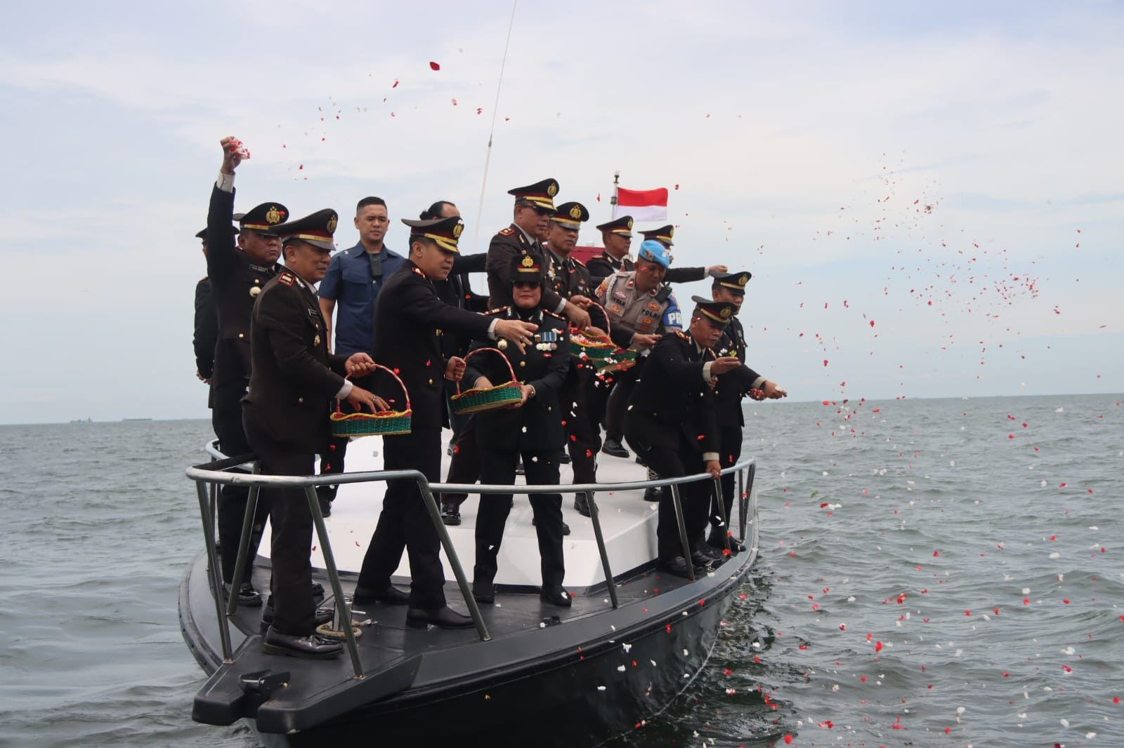 Mengenang di Tengah Laut: Polres Kepulauan Seribu Tabur Bunga di Perairan untuk Hormati Jasa Pahlawan
