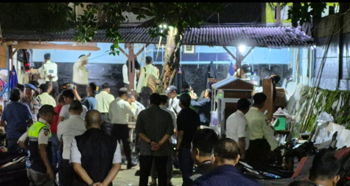 Polisi Amankan Pembongkaran Posko Ormas BPPKB Banten di Pasar Induk Kramat Jati