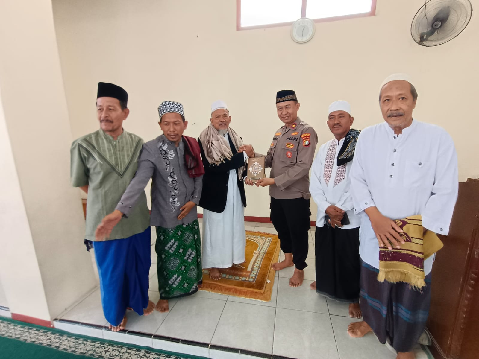 Silaturahmi, Himbauan Kamtibmas, dan Sholat Jumat Keliling Kapolsek Bekasi Utara