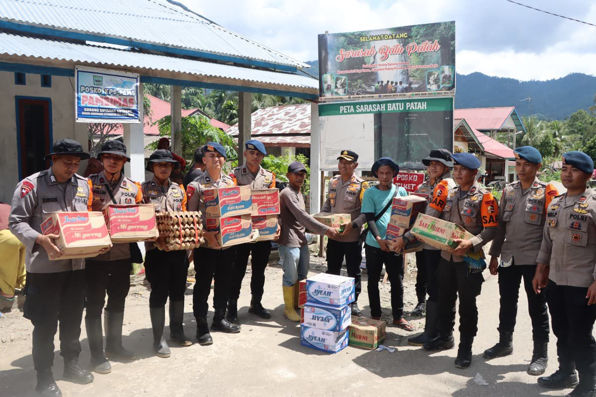 Polres Padang Pariaman Salurkan Bantuan ke Warga Terdampak di Korong Sipisang sipinang Nagari Anduring Kecamatan 2x11 Kayu Tanam