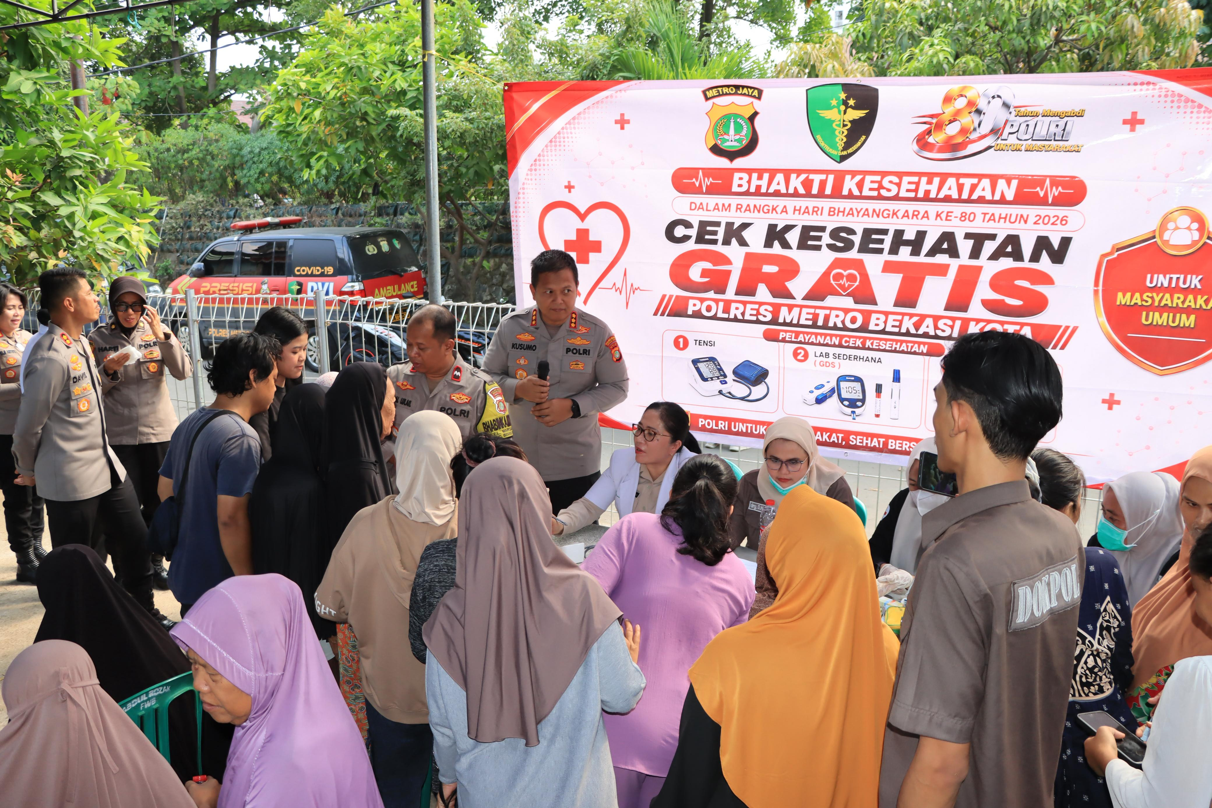 Sambut Hari Bhayangkara ke-80, Melalui Jaga Bekasi On The Spot, Polres Metro Bekasi Kota Gelar Pengobatan Gratis di Bekasi Timur
