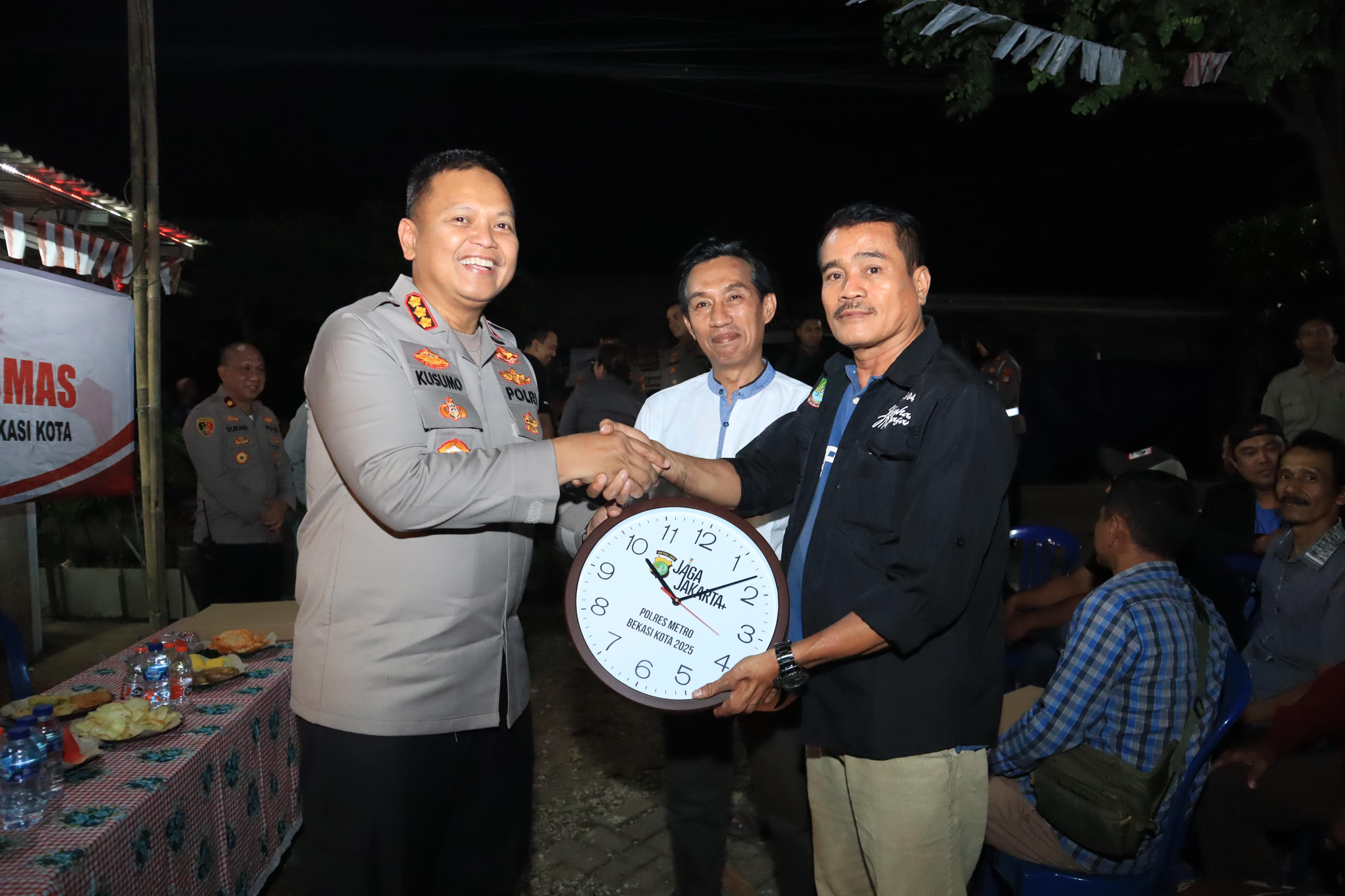 Kapolres Metro Bekasi Kota "Ngopi Kamtibmas" Bersama Warga RW. 04 Mustikasari