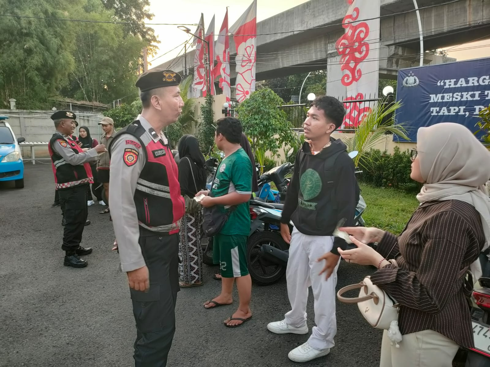Polsek Kelapa Gading Gelar Sosialisasi dan Edukasi Tertib Lalu Lintas bagi Pengendara Motor