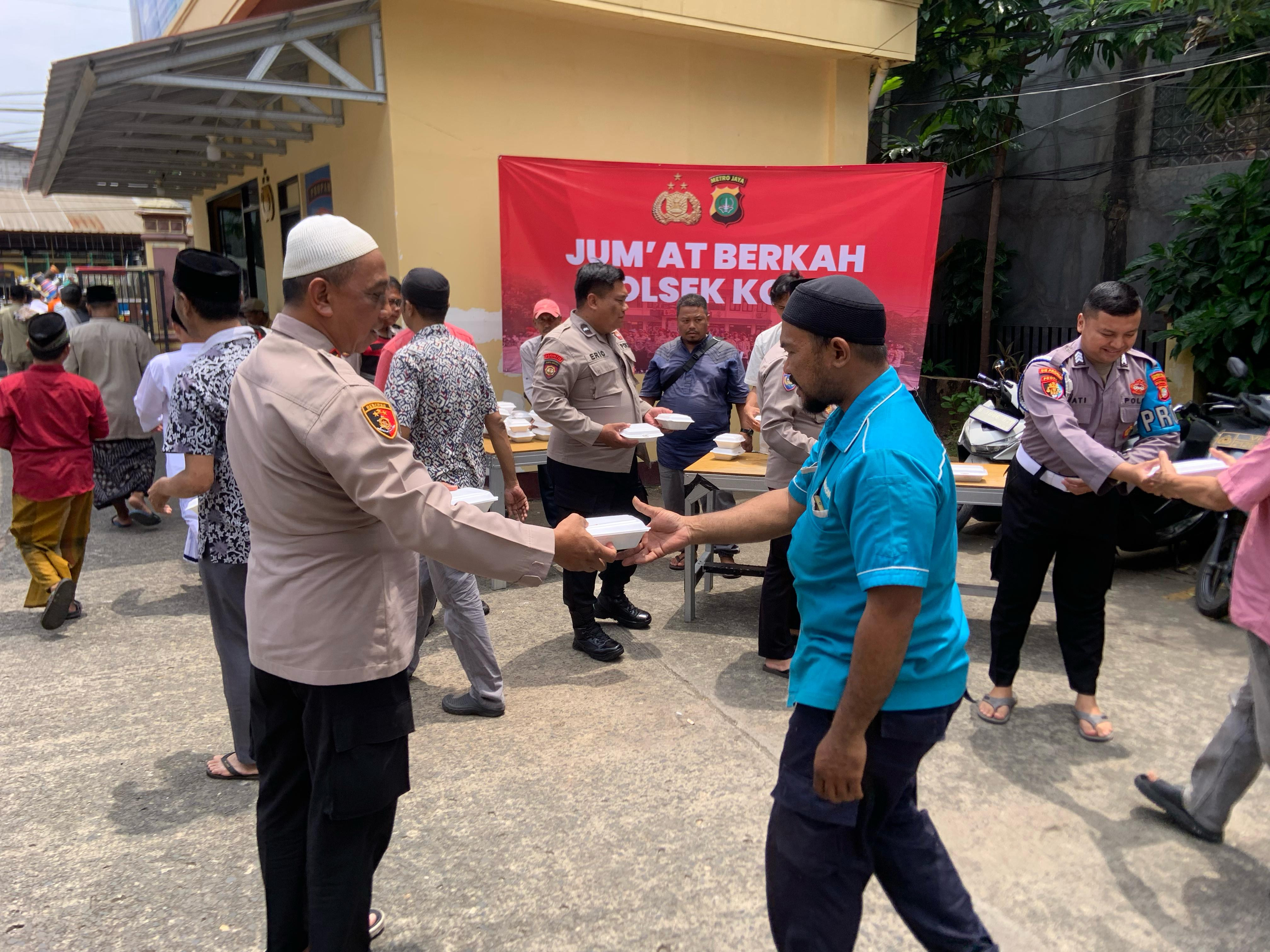 Polsek Koja Gelar Jumat Berkah: Bagikan 200 Nasi Kotak Untuk Warga Usai Sholat Jumat