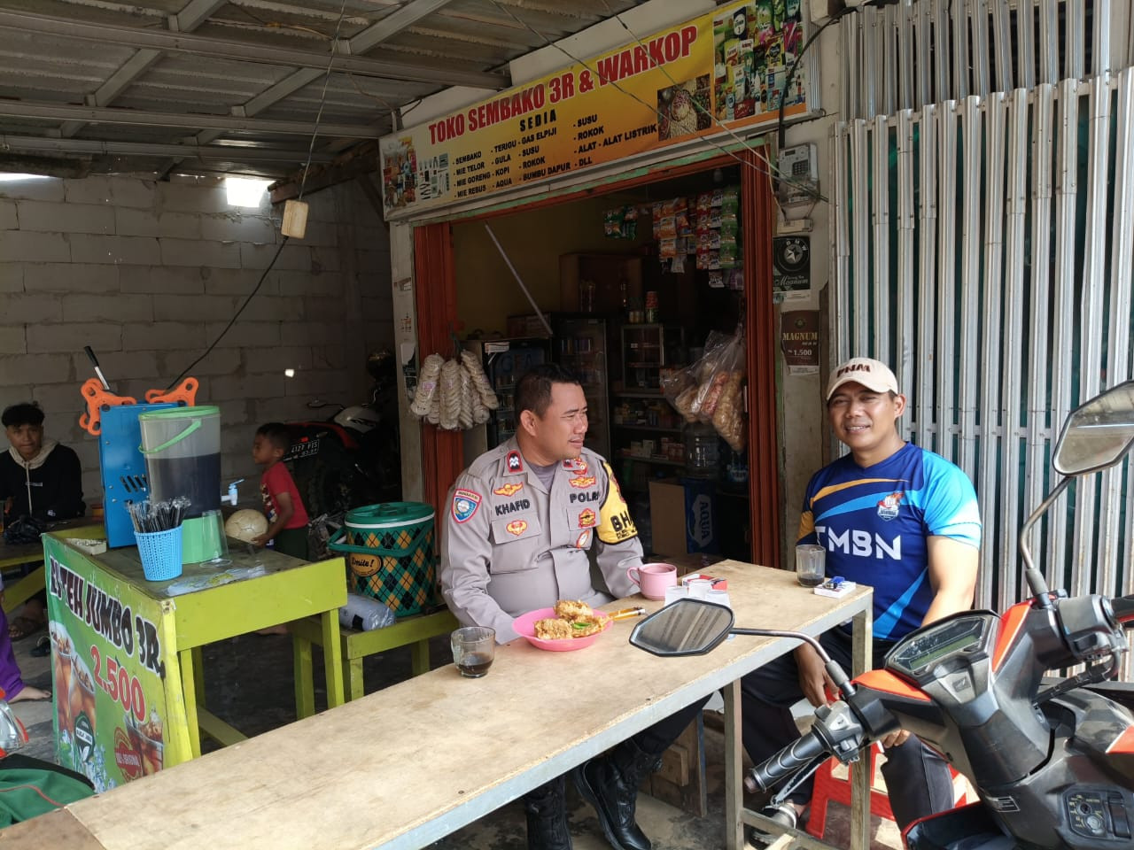 Bhabinkamtibmas Polsek Bantargebang Door to Door System, Ajak Warga Cimuning Aktif Jaga Keamanan Lingkungan