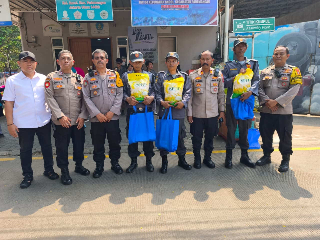 Polsek Pademangan Gelar "Jumat Peduli" Bagi Sembako di Slum Area Ancol