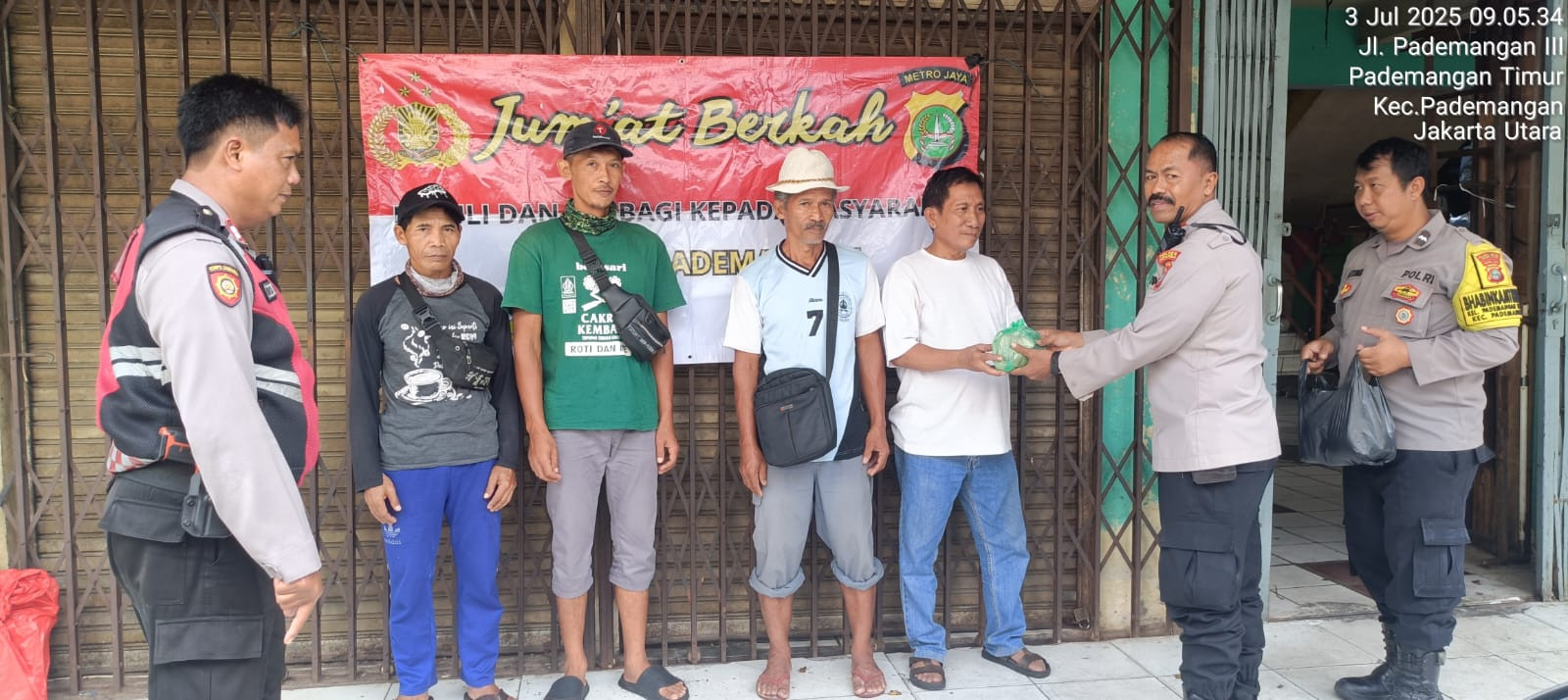 Polsek Pademangan Gelar Kegiatan Jumat Berkah, Bagikan Nasi Kotak untuk Warga