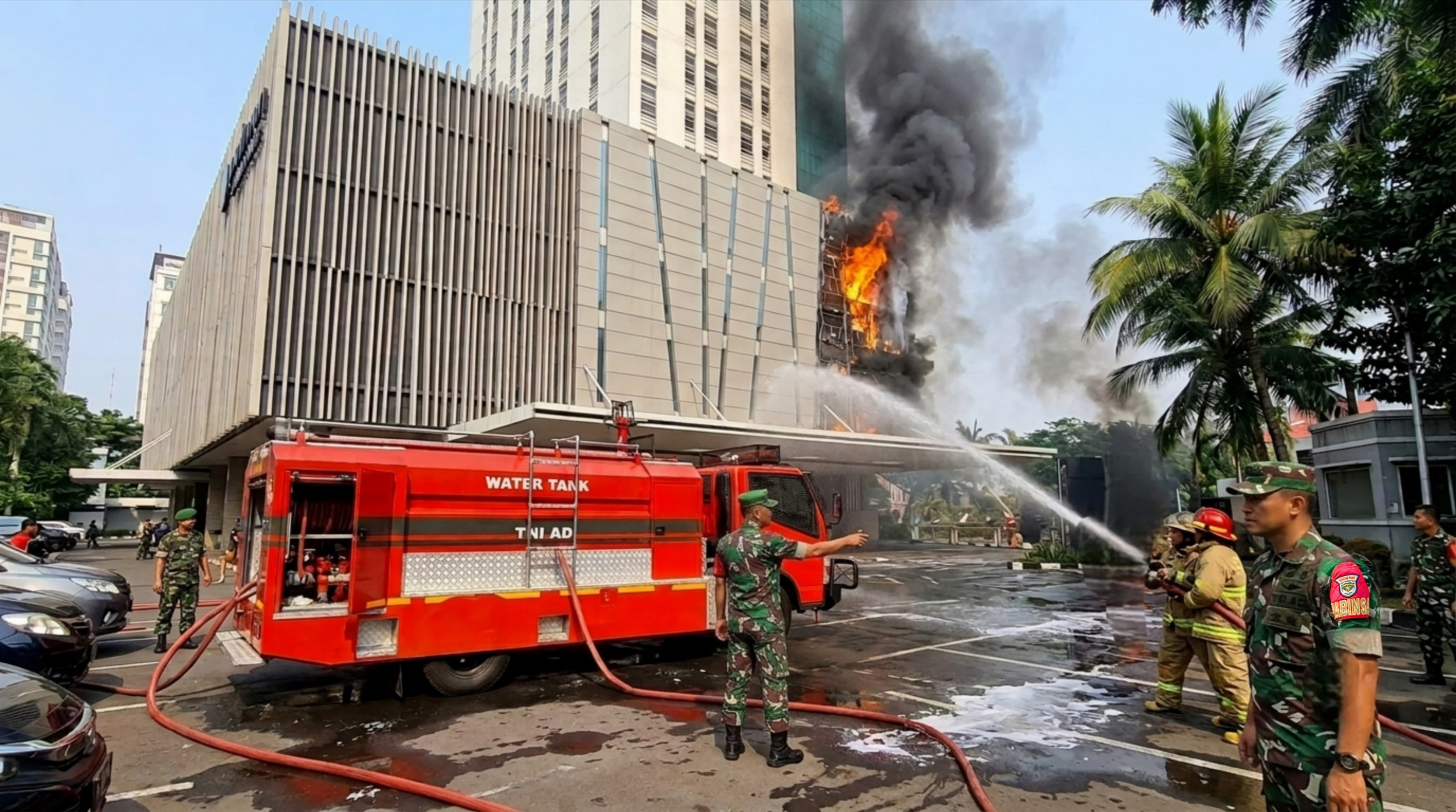 Respon Cepat Atasi Kebakaran Area Parkir Hotel Pullman, Koramil 03/GP Kerahkan Personil dan 2 Unit Water Tank TNI AD Bantu Jinakkan Si Jago Merah Dalam 30 Menit