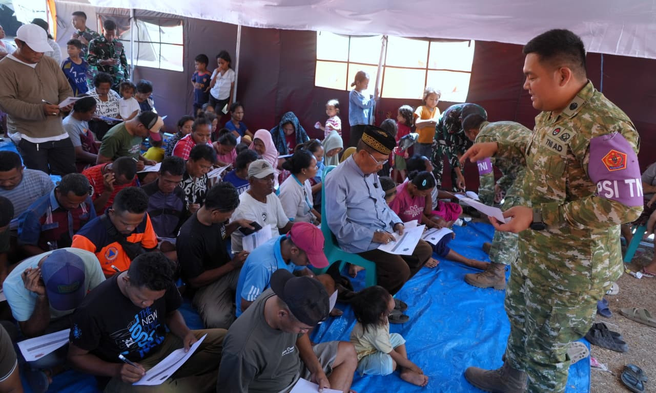 Puspsi TNI Bersama Kodim 1612/Manggarai dan Yonif TP 834/WM Berikan Trauma Healing kepada Penyintas Gempa