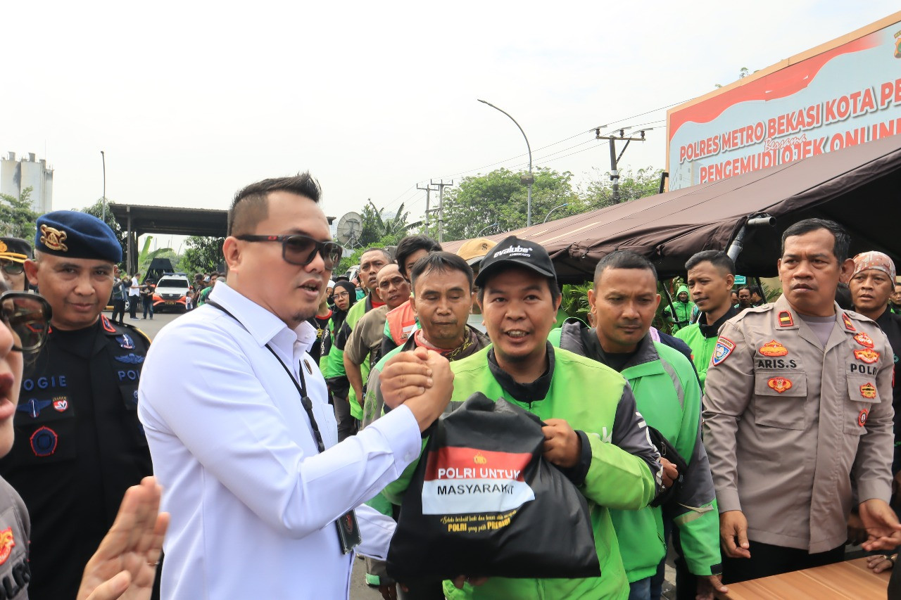 Polres Metro Bekasi Kota Gelar Silaturahmi dengan Driver Ojol, Bagikan 150 Paket Sembako