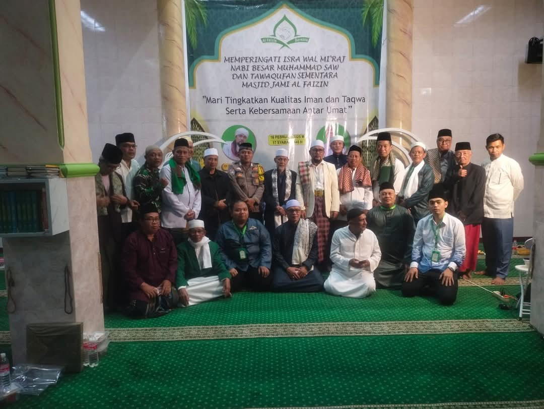 Bhabinkamtibmas Hadiri Peringatan Isra Mi’raj di Masjid Jami Al Faizin, Wujud Sinergi Polisi dan Masyarakat