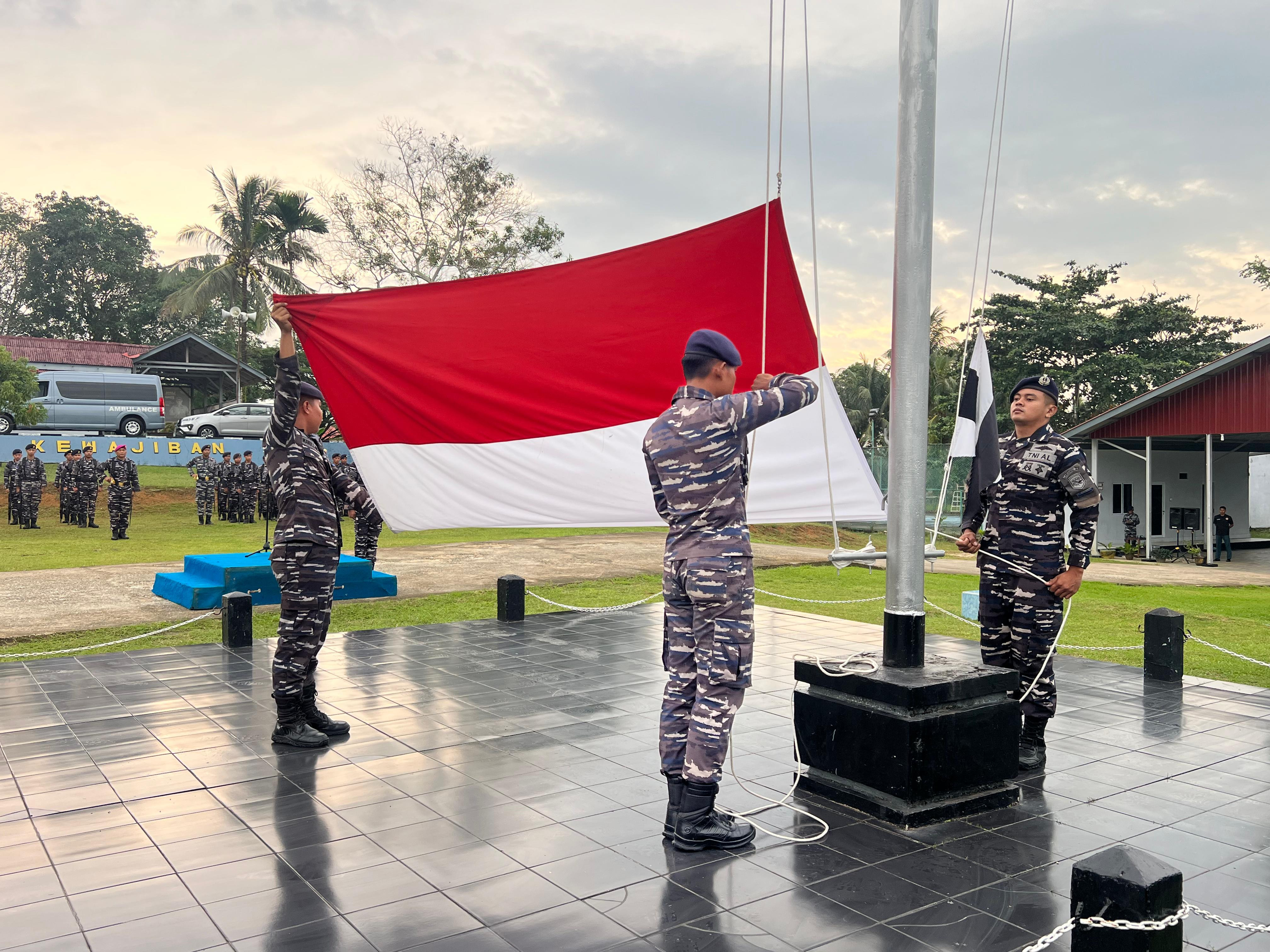 Komandan Lanal Dabo Singkep Pimpin Upacara 17-an dalam Rangka Penaikan Bendera Merah Putih Tahun 2025