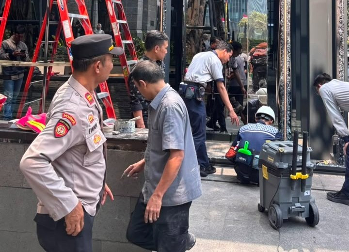 Mobil Tabrak Kaca Gedung di Kebayoran Baru, Pengemudi dan Pengelola Capai Kesepakatan