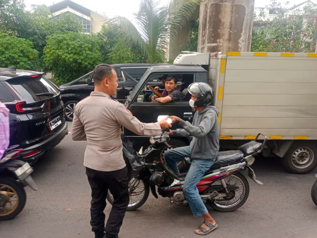 Jumat Berkah, Polsek Kelapa Gading Bagikan Nasi Kotak untuk Ojol dan Warga Sekitar