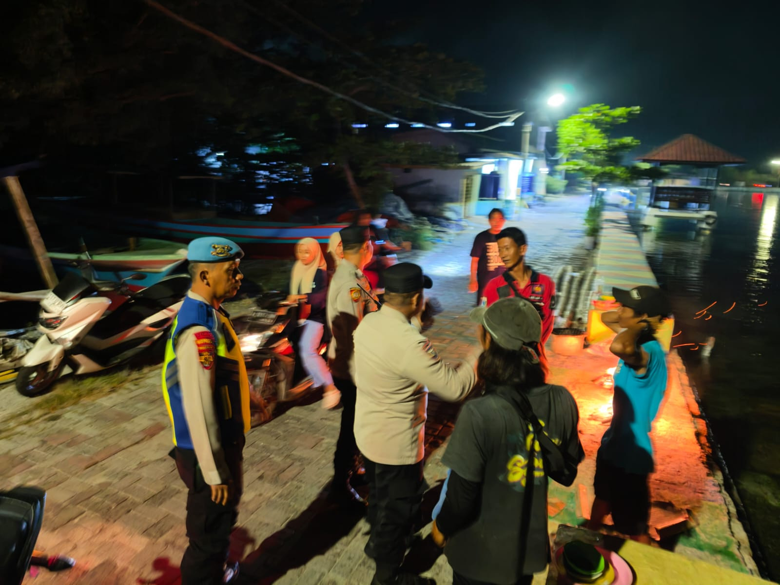 Patroli Gabungan Polsek Kepulauan Seribu Utara Intensifkan Siskamling dan Sosialisasi Layanan Polri 110
