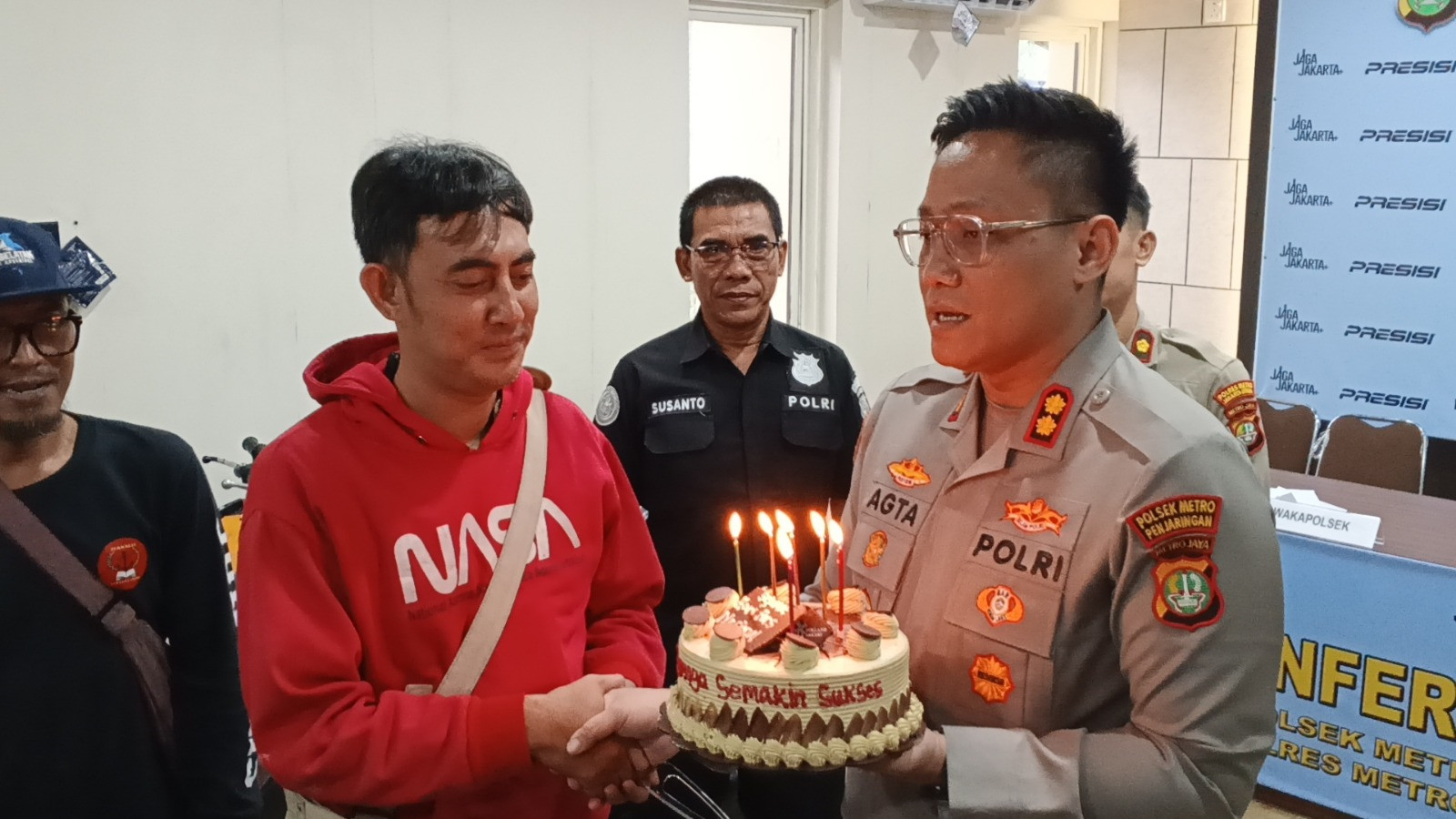 Kapolsek Metro Penjaringan Beri Kejutan HPN ke-80 untuk Jurnalis Jakarta Utara