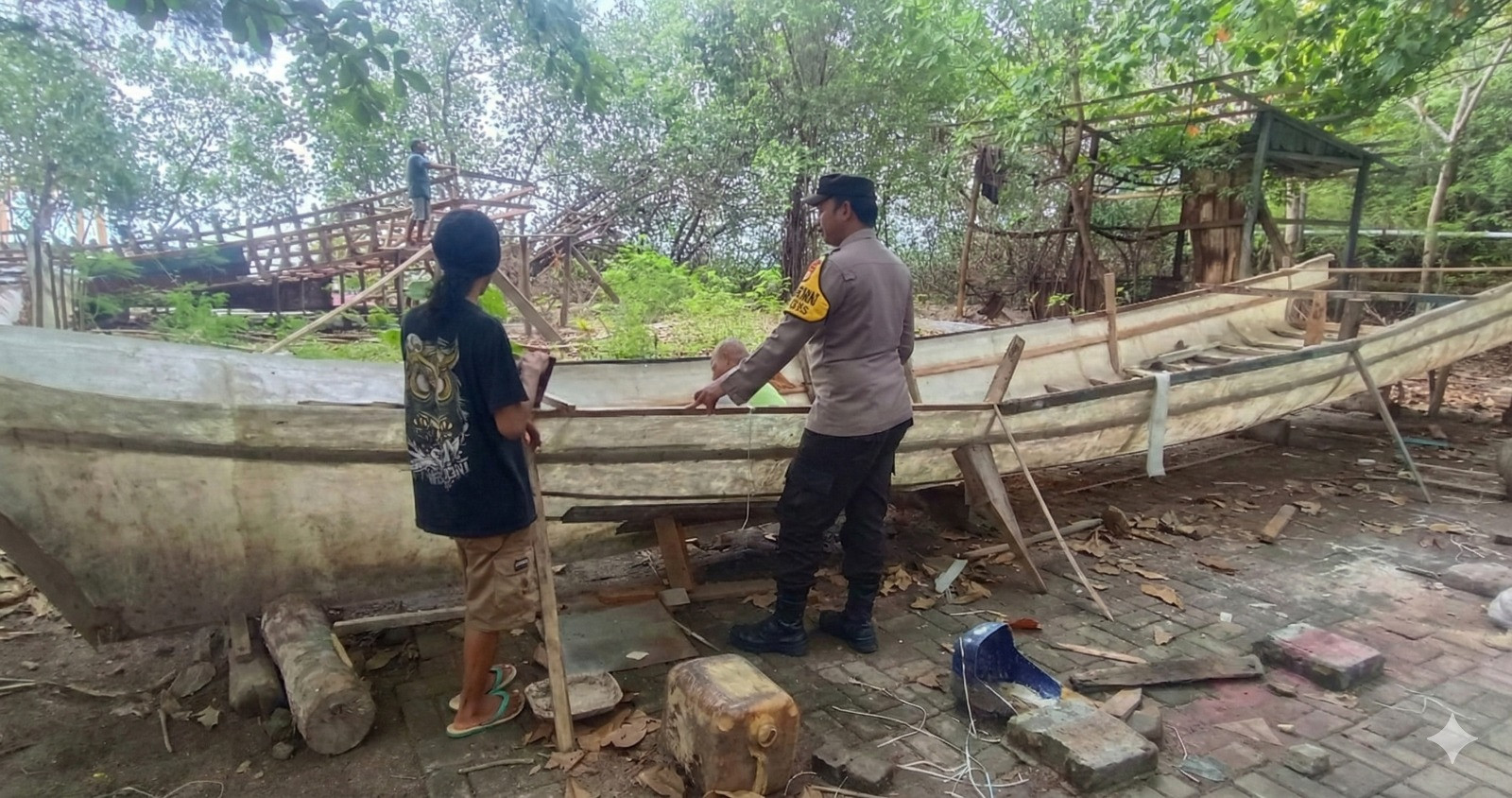 Bhabinkamtibmas Pulau Sabira Ajak Warga Jaga Kamtibmas dan Sosialisasikan Layanan 110