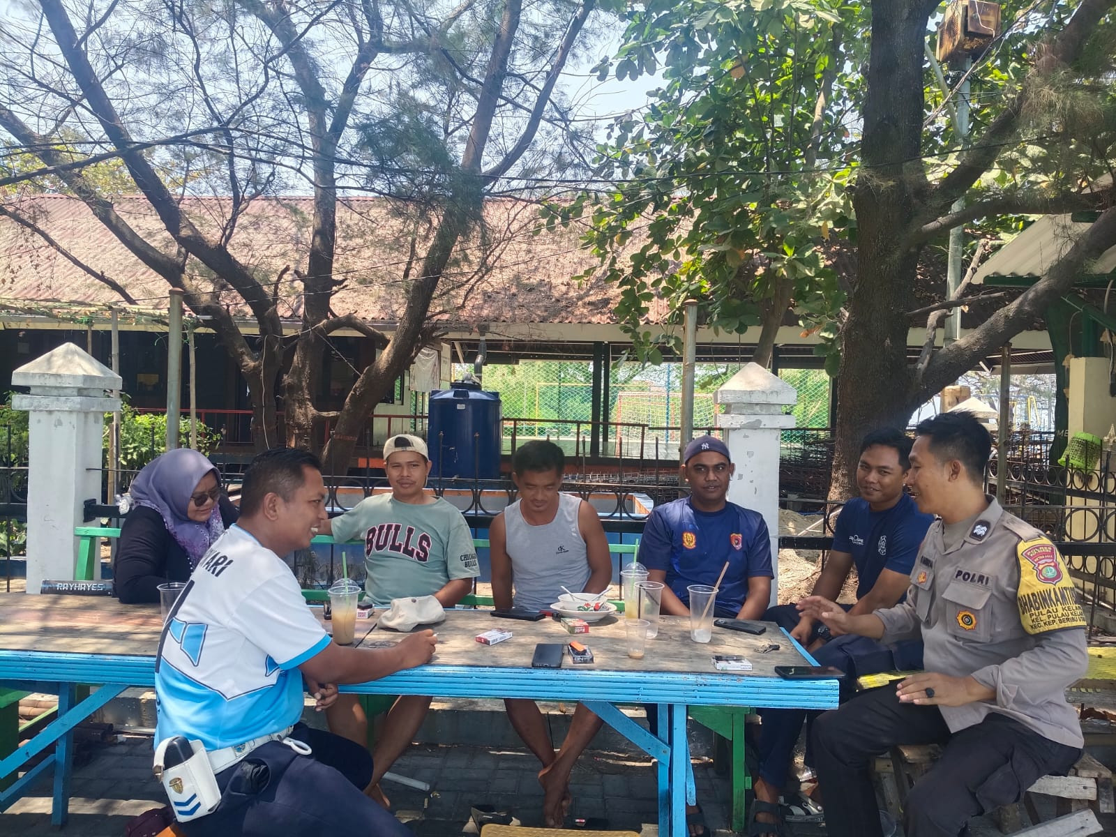 Jaga Jakarta di Pulau Kelapa, Bhabinkamtibmas Sosialisasikan Layanan Polisi 110 dan Sampaikan Pesan Kamtibmas