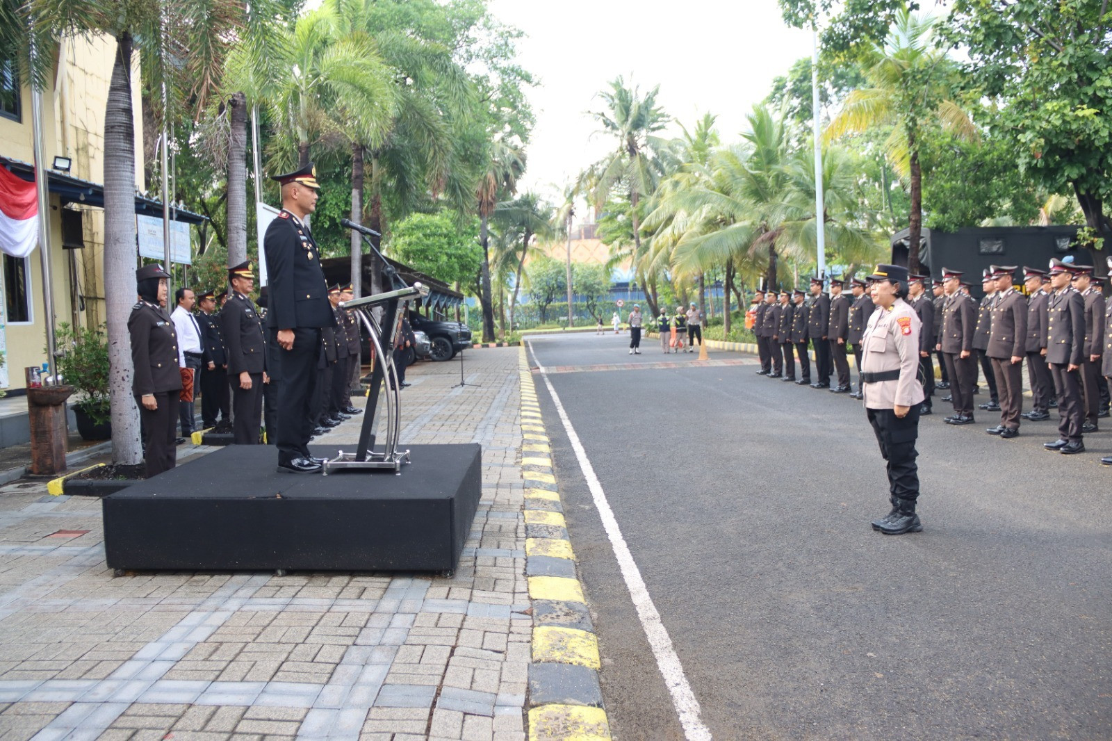 Polres Kepulauan Seribu Gelar Upacara Peringatan Hari Ibu ke-96 Tahun 2024 di Marina Ancol