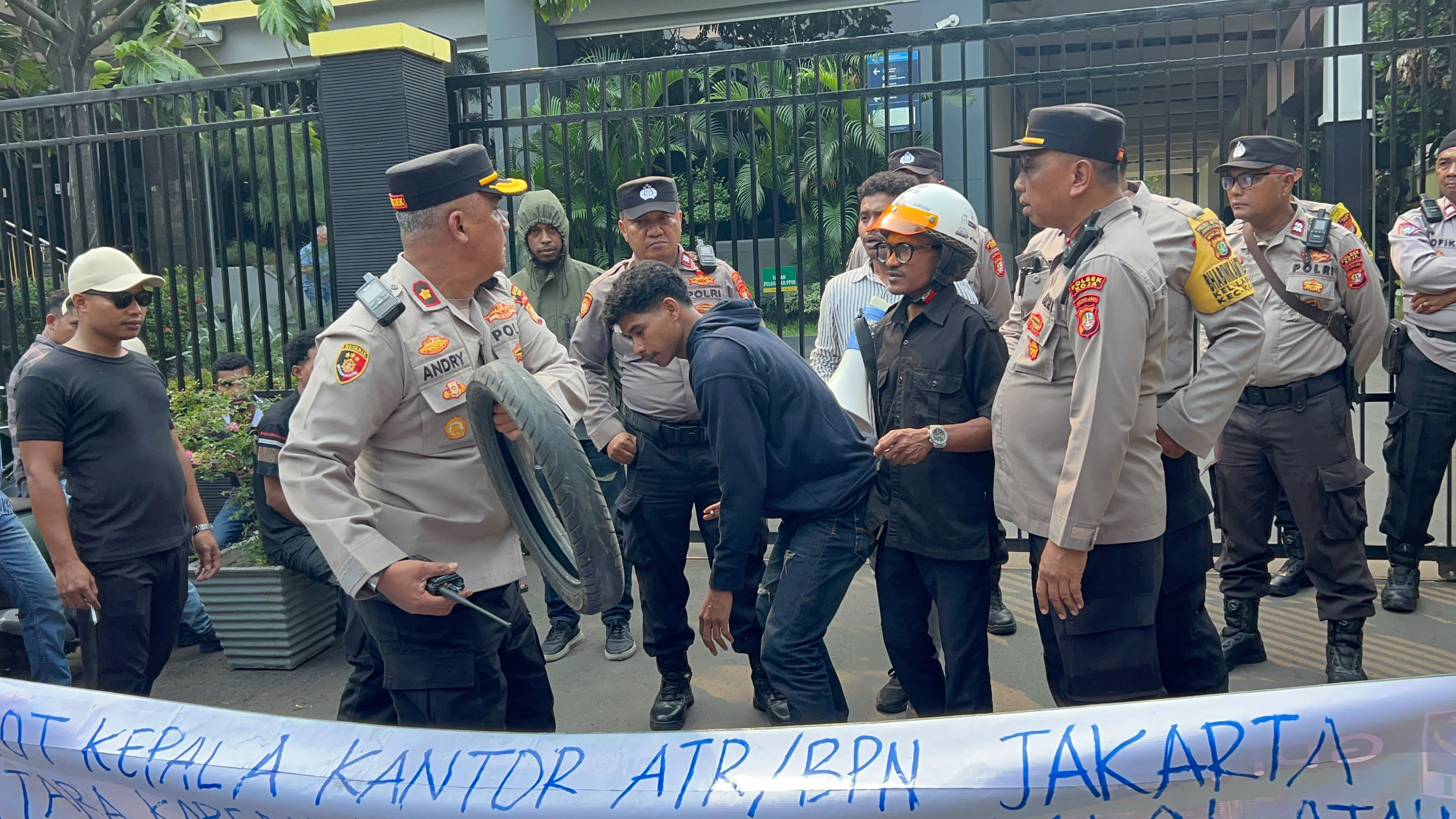 Polisi Gagalkan Upaya Pembakaran Ban Saat Aksi Mahasiswa di Kantor ATR/BPN Jakarta Utara