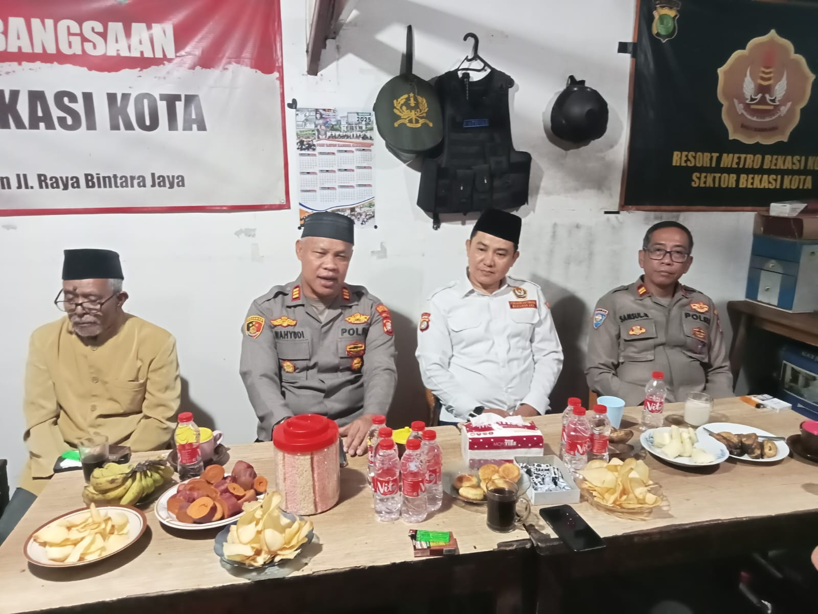 Ngopi Kamtibmas, Kapolsek Bekasi Barat Bersama Tokoh Masyarakat Bintarajaya