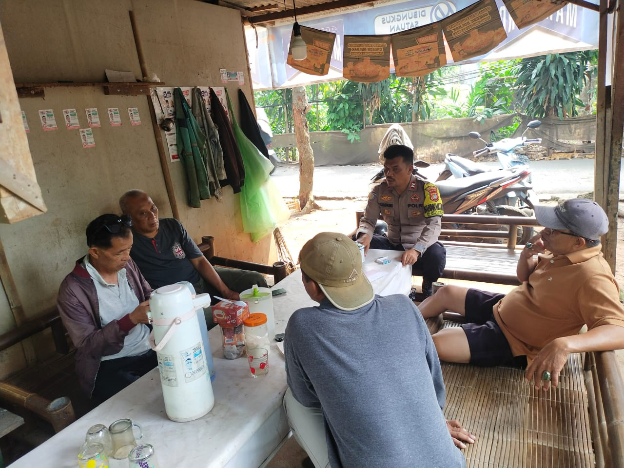 Bhabinkamtibmas Jatiranggon Ajak Warga Kongkow Kamtibmas, Bahas Keamanan Lingkungan