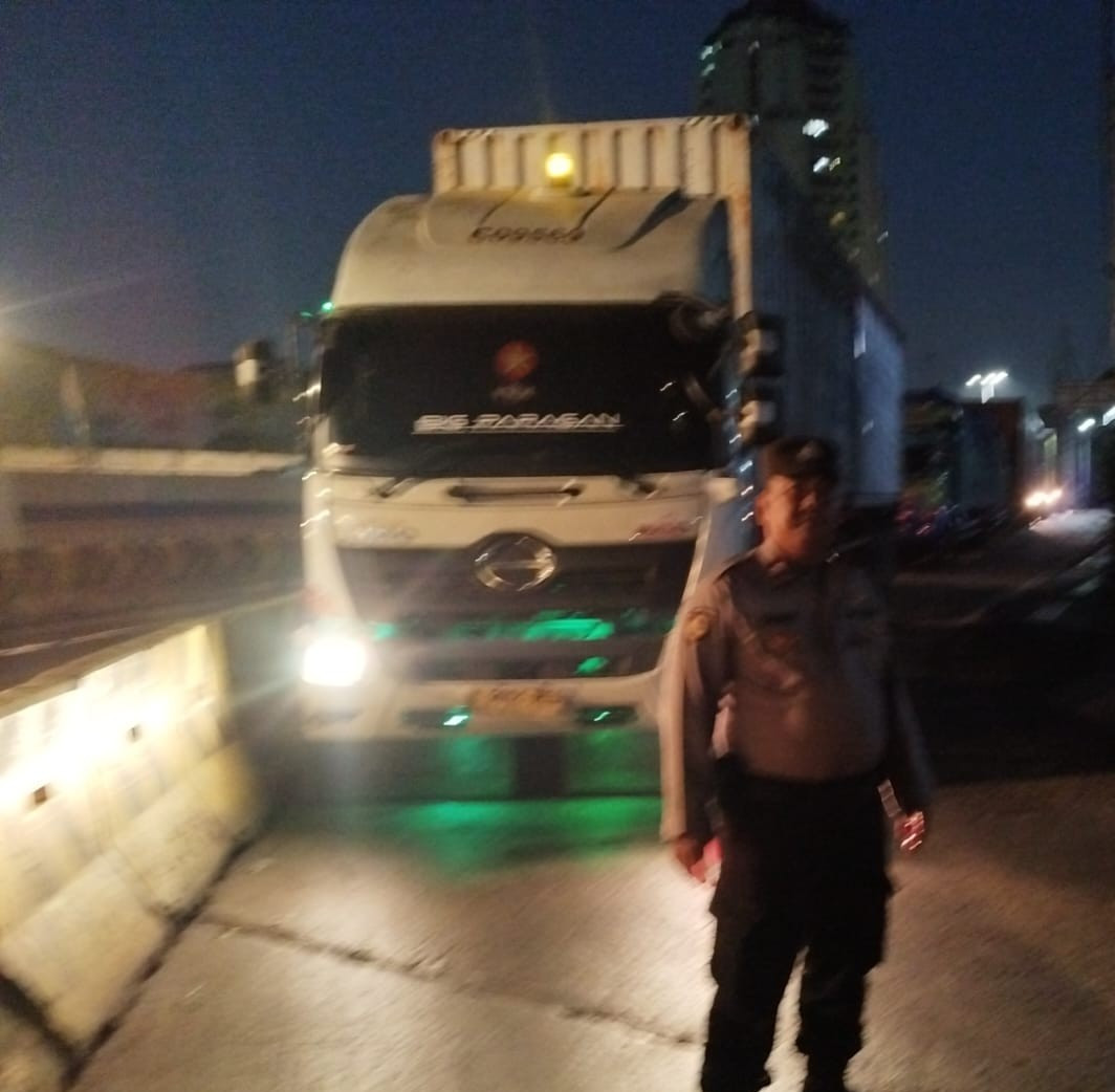 Respon Cepat Aduan Warga, Polisi Urai Kemacetan Truk Kontainer di Pluit Selatan Raya