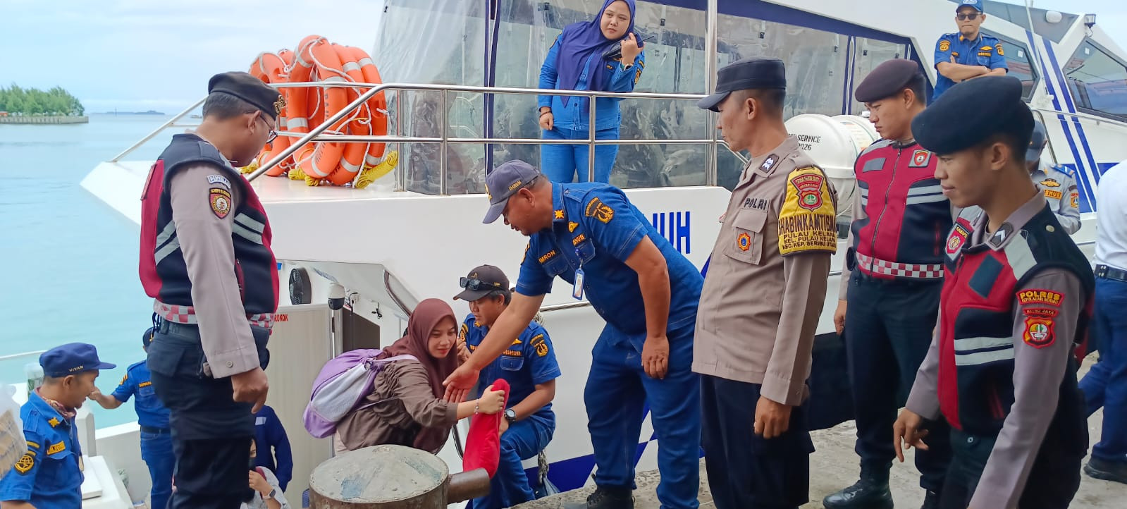 Pengamanan Strong Point di Dermaga, Polres Kepulauan Seribu Jaga Kelancaran Aktivitas Masyarakat dan Wisatawan
