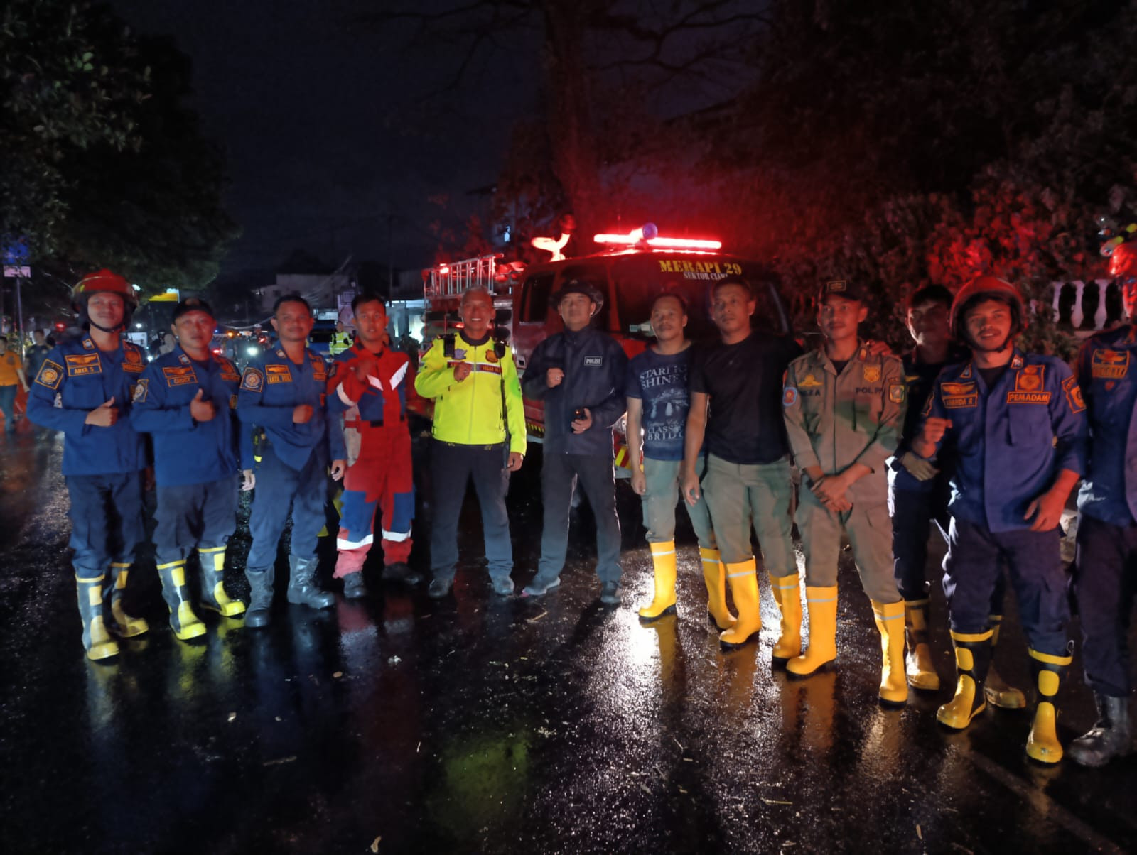 Respons Cepat Kolaboratif, Polsek Ciawi dan Stakeholder Terkait Evakuasi Pohon Tumbang di Jalan Raya Gadog