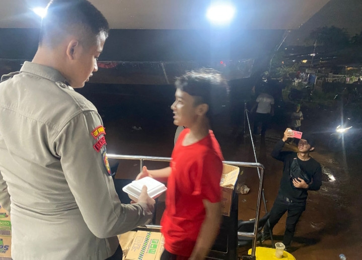 Polisi Gelar Dapur Lapangan untuk Pengungsi Korban Kebakaran di Kapuk Muara