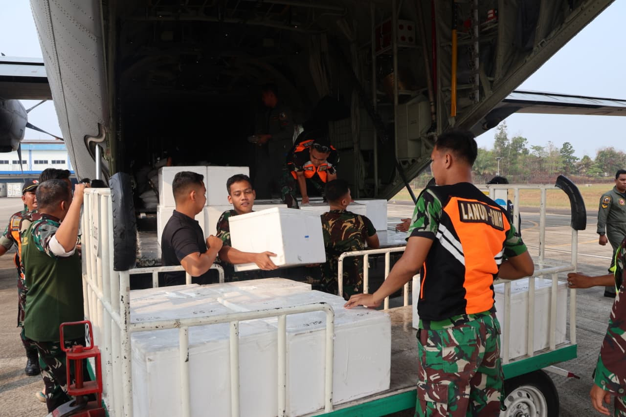 Dukung OMC di Palembang, TNI Semai 5,4 Ton NaCl dan _Dry Ice_ dari Lanud SMH