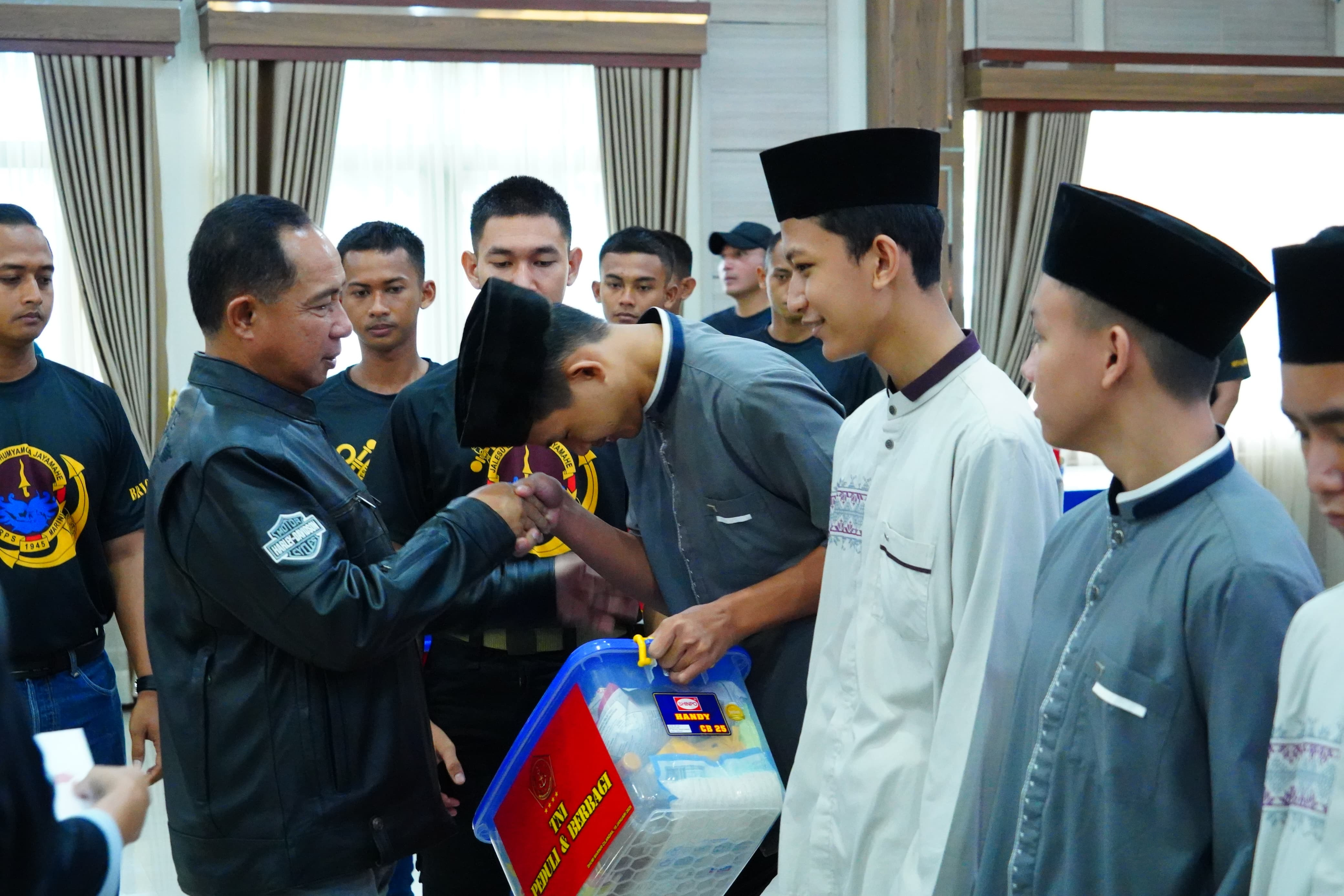 Panglima TNI Berikan Bantuan Sosial Kepada Anak-Anak Yatim Piatu di Bumi Marinir Cilandak