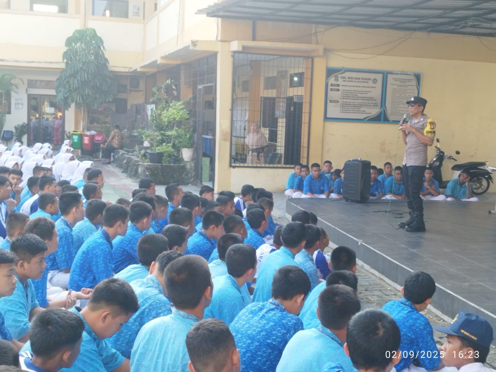 Kegiatan Polisi Go to School Cegah Kenakalan Remaja, Polisi Sambangi SMPN 35 di Pondok Gede