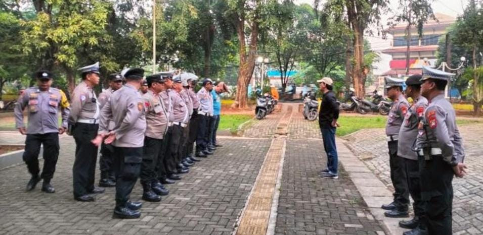 Unit Lantas Polsek Rawalumbu Gelar Apel Pengamanan Festival Budaya Patriot di Bekasi Timur