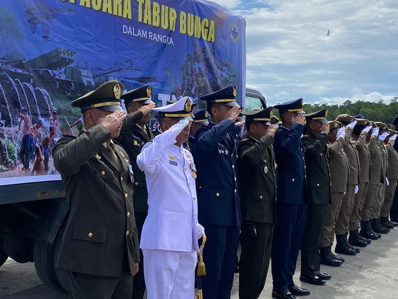 Kenang Jasa Para Pahlawan, Kodim 1710/Mimika Bersama Satuan TNI Di Mimika Gelar Upacara Tabur Bunga Dalam Rangka HUT Ke-80 TNI Tahun 2025