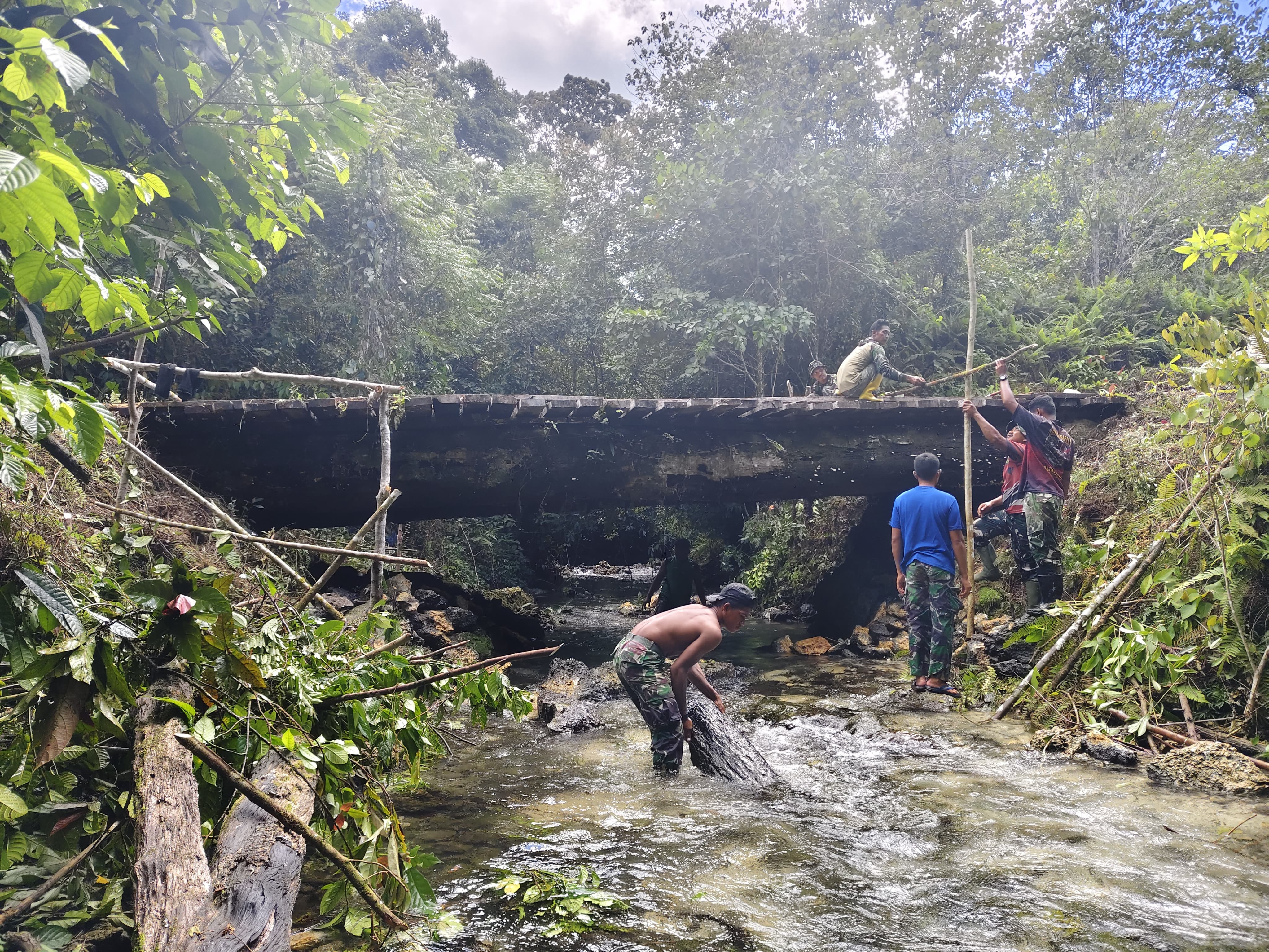 Satgas TMMD Ke-129 Kodim 1807/Sorong Selatan Kebut Pembangunan Jembatan Beton, Wujudkan Akses yang Lebih Baik untuk Warga Kampung Sesor