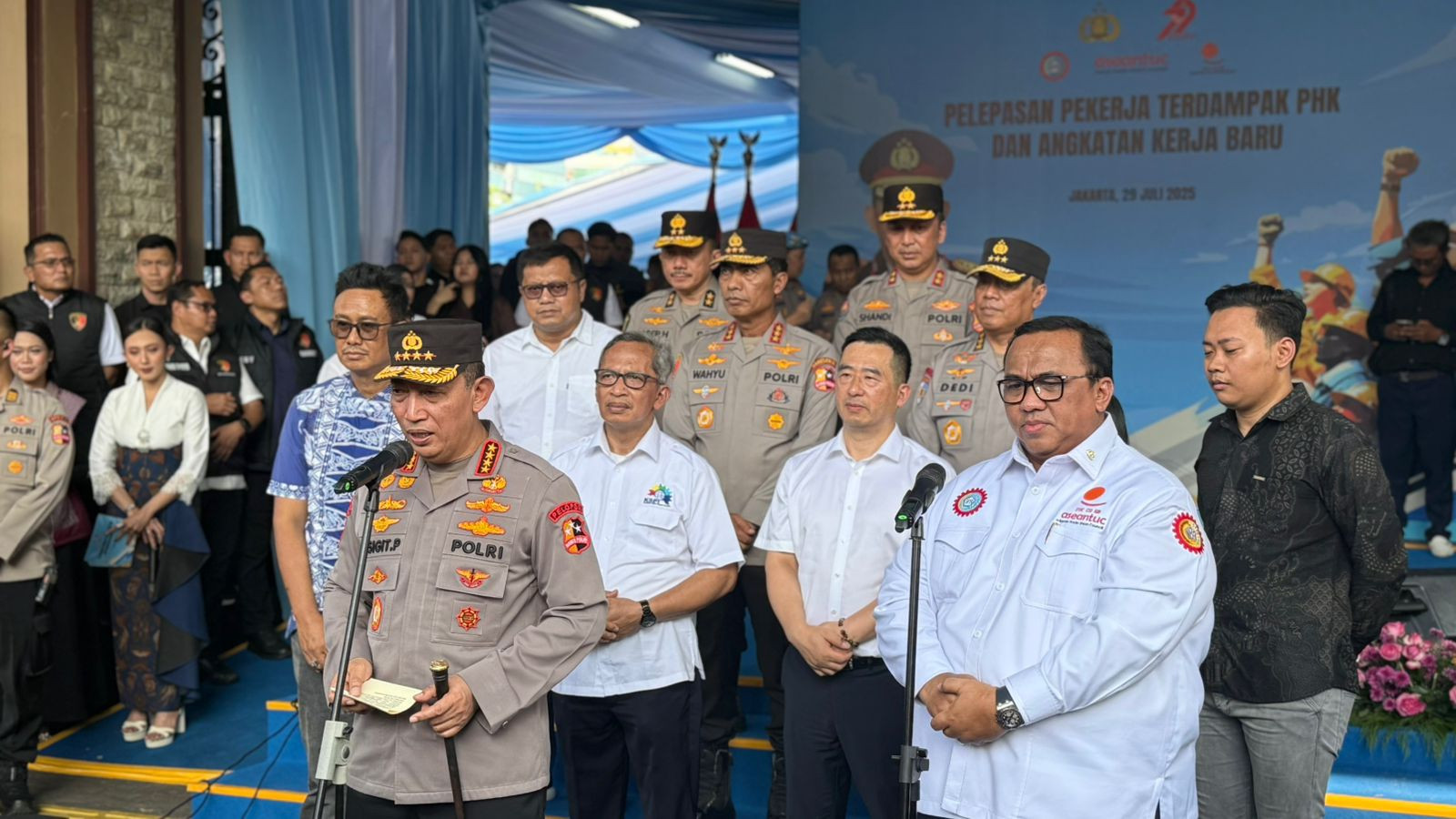 Kapolri Lepas 1.575 Buruh Terdampak PHK dan Angkatan Kerja Baru, Siapkan 70 Ribu Lowongan Hingga 2026