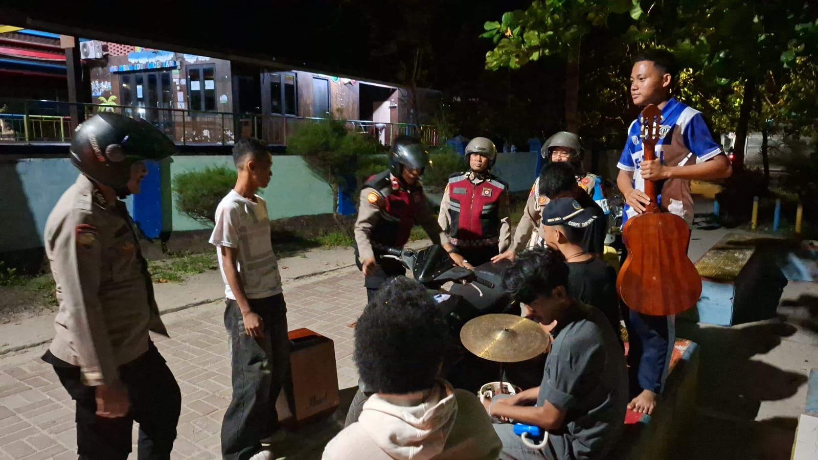 Patroli Dini Hari Polsek Kepulauan Seribu Selatan Sosialisasikan Layanan 110, Antisipasi 3C dan Gangguan Kamtibmas