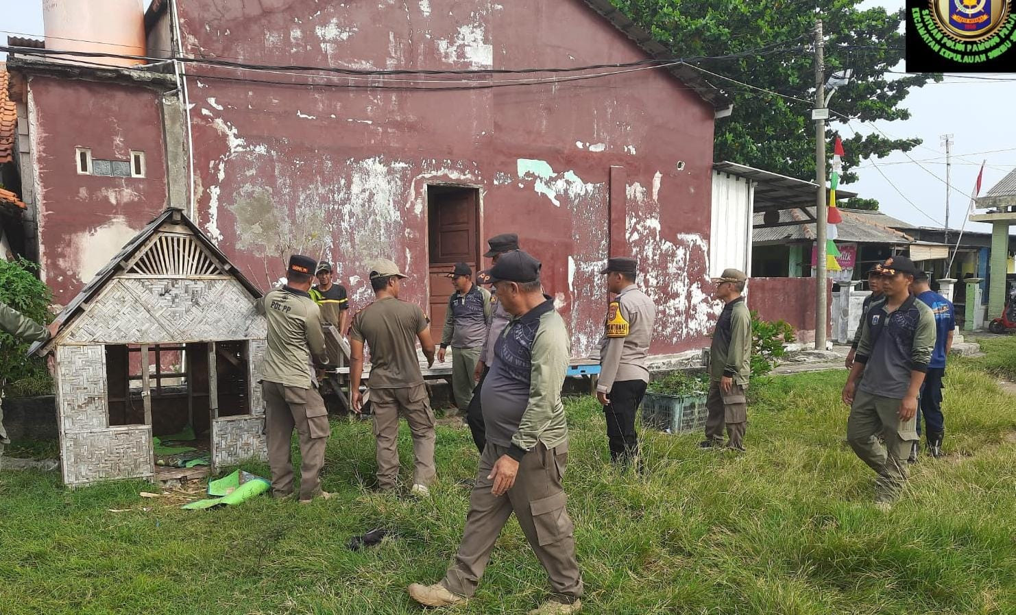 Bhabinkamtibmas Pulau Tidung Ikut Kerja Bakti Persiapan Upacara HUT RI ke-80