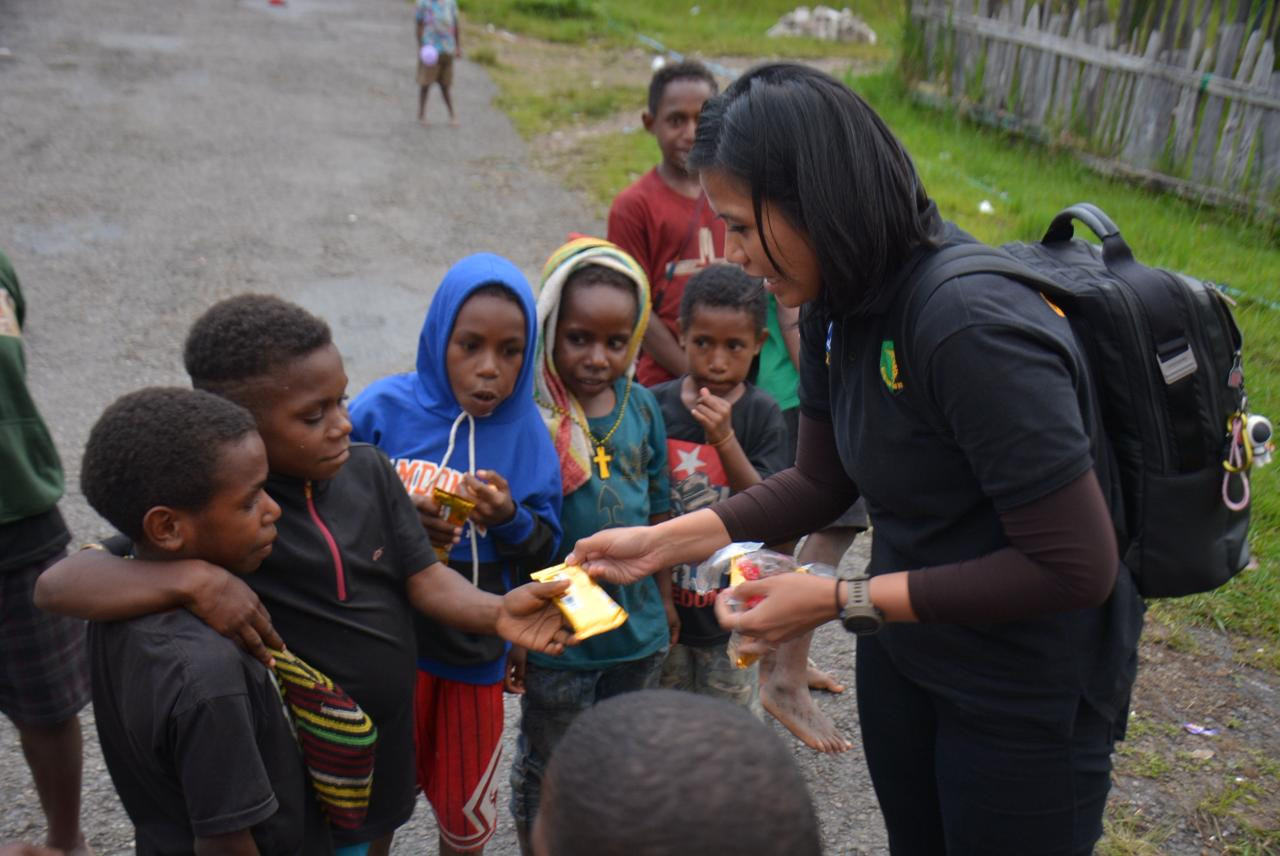 Membangun Kedekatan, Personel Satgas Ops Damai Cartenz Berbagi Kebersamaan dengan Masyarakat Sinak