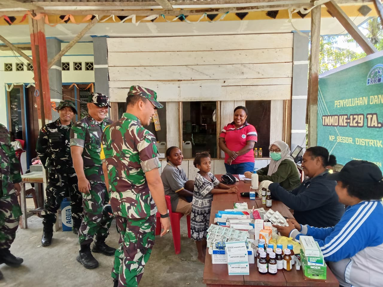 Sentuhan Kemanusiaan TMMD Ke-129, Satgas Kodim 1807/Sorong Selatan Gelar Pengobatan Gratis untuk Warga Kampung Sesor