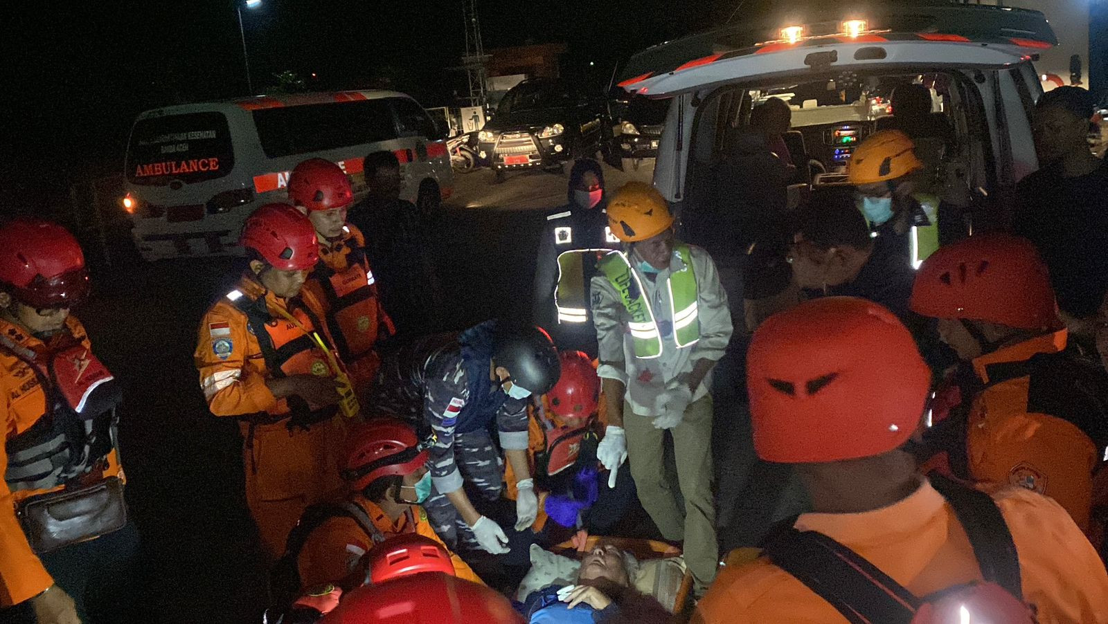 Gerak Cepat, Anggota Posal Lampulo Evakuasi Dua Penumpang Kapal MEN.SCHIFF 6 di Perairan Selat Benggala Provinsi Aceh